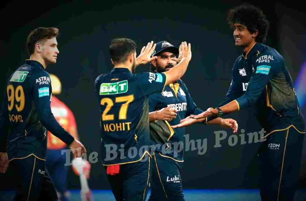 साई किशोर का जीवन परिचय - Sai Kishore Biography: Wiki, Age, Height and Weight, Caste, Wife, IPL Cricket Career, Net Worth 3 Sai Kishore Team Motivating
